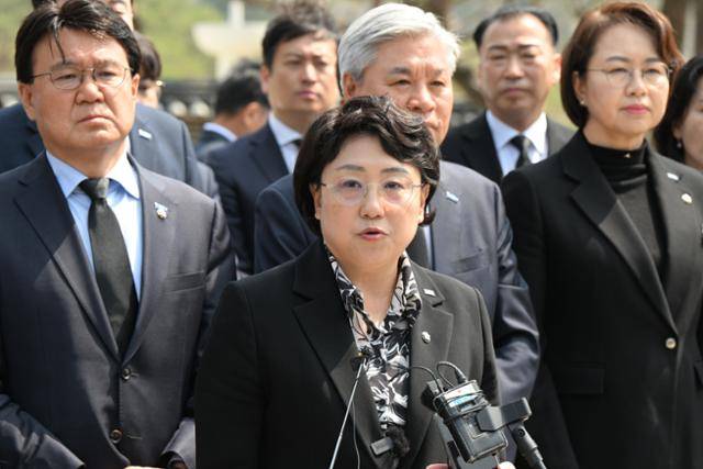 10일 조국혁신당 최고위원회 전남 담양회의에 앞서 당 지도부와 광주 북구 운정동 국립5·18민주묘지를 찾은 김선민 조국혁신당 대표 권한대행이 기자들을 만나 질의응답을 하고 있다. 광주=뉴시스