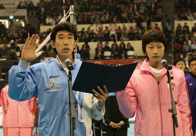 김연경(오른쪽)이 2006~07시즌 V리그 개막전에서 후인정(은퇴)과 함께 선수단 대표 선서를 하고 있다. IS포토