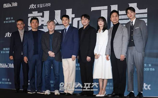 배우 오만석, 성동일, 안판석 감독, 이제훈, 김대명, 안현호, 장현성, 차강윤이 6일 오후 서울 구로구 라마다 호텔에서 열린 JTBC 토일드라마 '협상의 기술' 제작발표회에 참석해 포토타임을 갖고있다. '협상의 기술은'은 전설의 협상가로 불리는 대기업의 M&A 전문가와 그 팀의 활약상을 담은 드라마. 오는 8일 밤 10시 30분 첫 방송. 서병수 기자 qudtn@edaily.co.kr /2025.03.06/