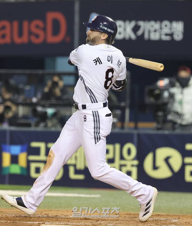 10일 오후 잠실야구장에서 열린 2025 프로야구 한화와 두산 경기. 두산 케이브가 4회 선두타자로 나와 좌익수 왼쪽 2루타를 날리고있다. 잠실=정시종 기자 capa@edaily.co.kr