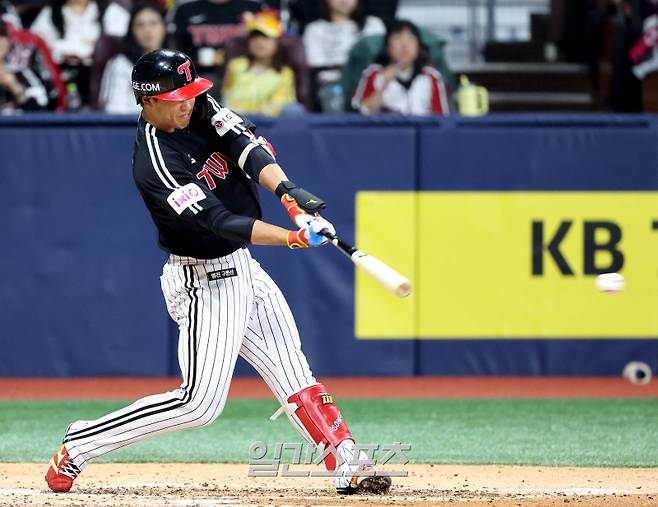 2025 KB0리그 프로야구 키움히어로즈와 LG트윈스의 경기가 10일 오후 서울 고척스카이돔에서 열렸다. 3회초 1사 만루 송찬의가 1타점 적시타를 치고 있다. 고척=김민규 기자 mgkim1@edaily.co.kr