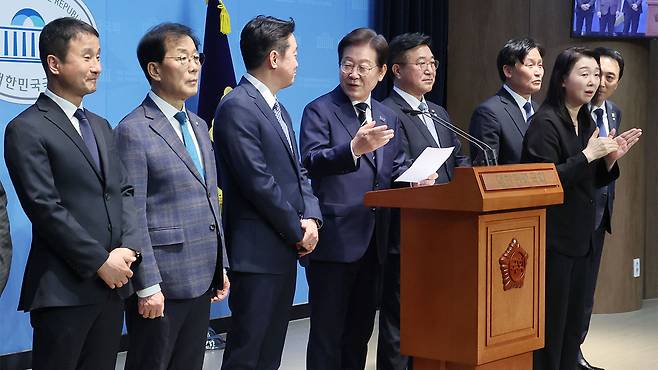 캠프 인선 소개하는 이재명 전 대표