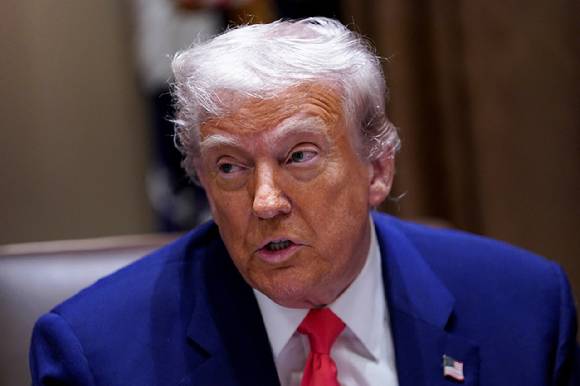 도널드 트럼프 미 대통령이 10일(현지시간) 백악관 각료회의를 주재하고 있다. [사진=로이터/연합뉴스]