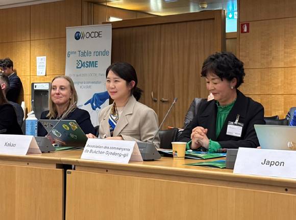 지난 10일 프랑스 파리 경제협력개발기구(OECD) 본부에서 열린 '중소기업의 디지털화 지원 이니셔티브(D4SME)' 회의에서 김은화 카카오 상생사업 리더와 북촌 계동길 상인회의 김용조 회장(왼쪽에서 두 번째, 세 번째)가 이야기를 듣고 있다. [사진=카카오]
