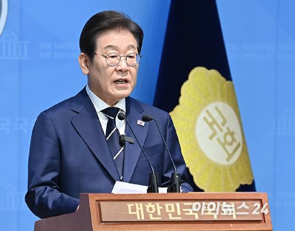 대선 출마를 선언한 이재명 전 더불어민주당 대표가 11일 서울 여의도 국회 소통관에서 '비전 선포식 및 캠프 일정 발표'를 하고 있다.