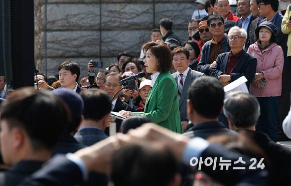 나경원 국민의힘 의원이 11일 서울 여의도 국회 본청 앞 계단에서 대선 출마 선언을 하고 있다.