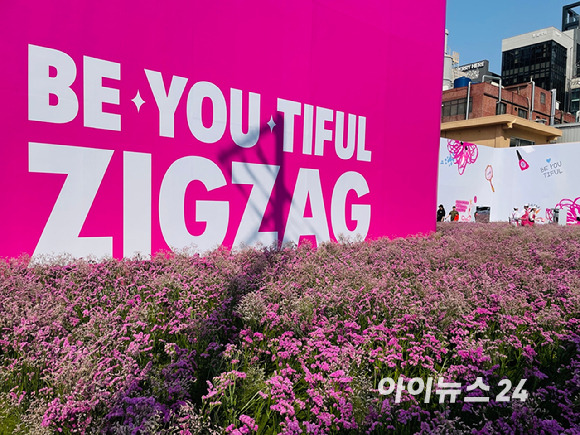 11일 성수 XYZ SEOUL에 '직잭뷰티' 팝업스토어가 열렸다. 지그재그는 스타치스, 시네신스 꽃을 활용해 정원을 꾸몄다. [사진=송대성 기자]