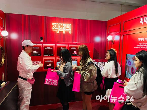 11일 성수 XYZ SEOUL에 '직잭뷰티' 팝업스토어가 열린 가운데 내부에 직잭픽 부스가 설치됐다. [사진=송대성 기자]