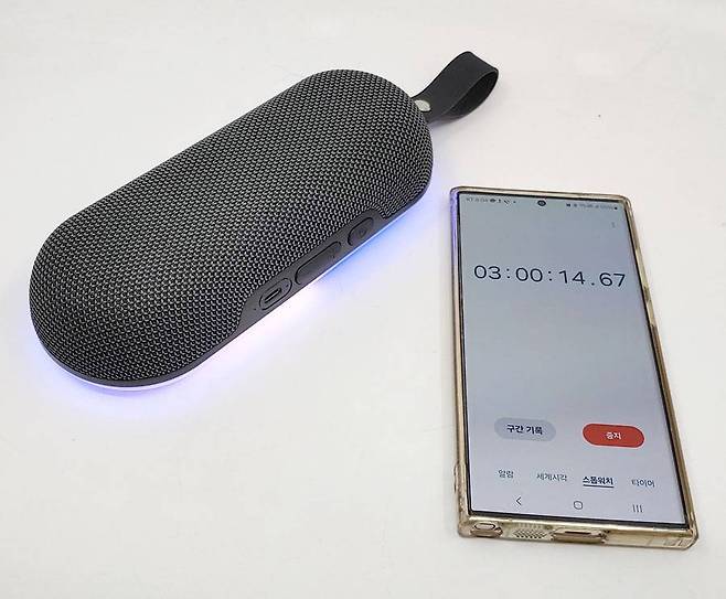 LED를 끈 상태에서 최대 8시간, LED를 켠 상태에선 최대 3시간 이용이 가능한 배터리를 탑재했다 / 출처=IT동아