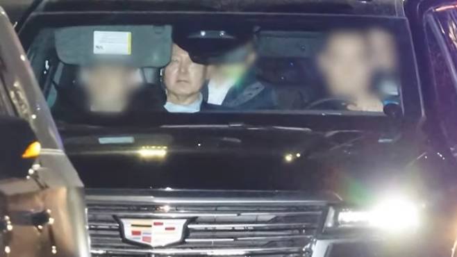 지난 1일 15일 내란 우두머리 혐의로 체포된 윤석열 전 대통령이 경기 과천 고위공직자범죄수사처에서 조사를 마친 후 차량을 타고 서울구치소로 이동하는 모습 (사진, SBS 보도 갈무리)