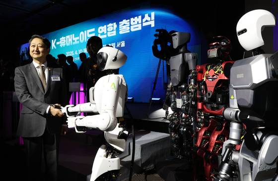 안덕근 산업통상자원부 장관이 10일 서울 중구 더플라자 호텔에서 열린 ‘K-휴머노이드 연합’ 출범식에서 인간처럼 생각하고 행동하는 AI 로봇인 휴머노이드와 악수하고 있다. 이날 출범한 ‘K-휴머노이드 연합’에는 서울대·레인보우로보틱스·LG전자 등 40여개 산학연 기관이 참여했다. [뉴시스]