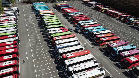 대구 달서구 도심 속 테마파크 이월드 주차장에 현장 체험학습 등 단체 나들이객을 태우고 온 전세버스가 빼곡히 주차돼 있다.뉴스1