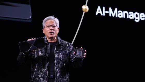 젠슨 황 엔비디아 최고경영자(CEO)가 세계 최대 IT(정보기술)·가전 전시회 'CES 2025' 개막을 하루 앞둔 지난 1월 6일(현지시간) 미국 네바다주 라스베이거스 만달레이베이 컨벤션센터에서 가진 기조연설에서 최신 인공지능(AI) 가속기 '블랙웰(Blackwell)'을 탑재한 지포스 RTX 50 시리즈 그래픽 카드를 공개하고 있다. 뉴스1