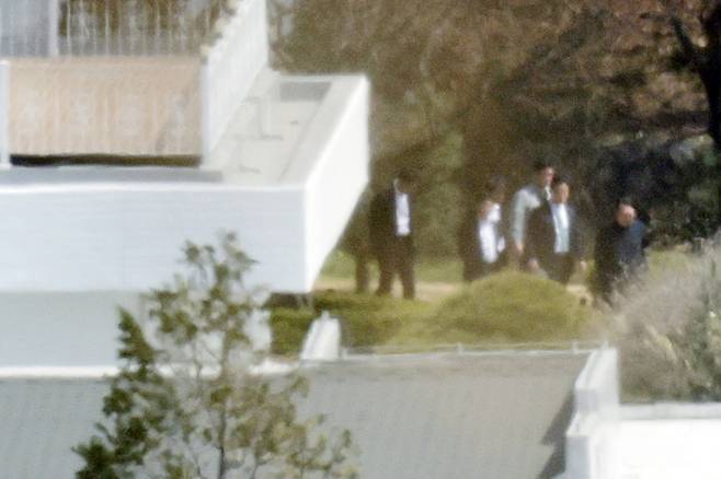 윤석열(오른쪽) 전 대통령이 8일 서울 한남동 관저에서 오가고 있다. /뉴시스