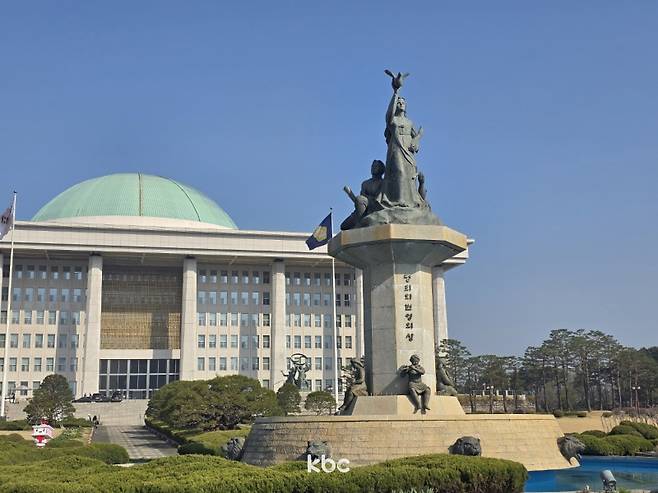 ▲서울 여의도 국회의사당 본관 앞에 있는 '평화와 번영의 상'