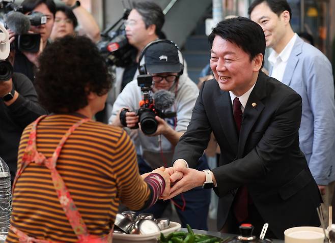 안철수 국민의힘 의원이 11일 대구 중구 서문시장을 찾아 상인과 인사하고 있다. 연합뉴스