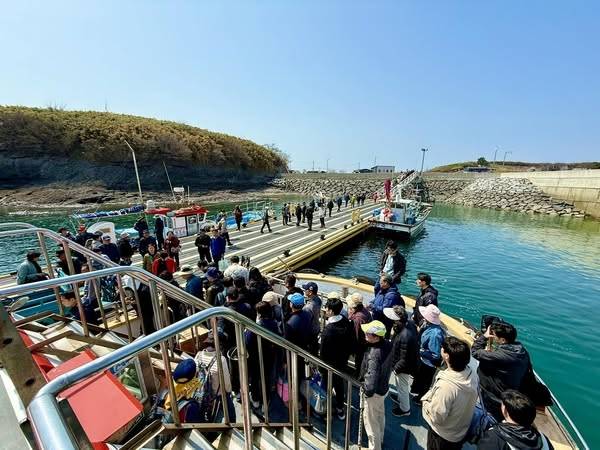 충남 홍성 죽도를 찾은 관광객들. 충남 홍성군 제공