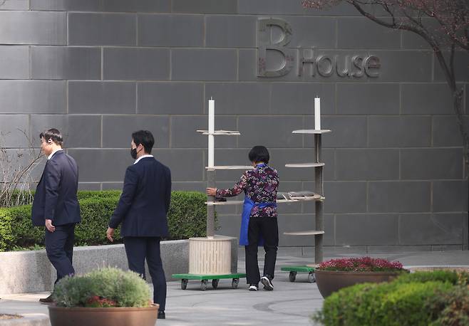 윤석열 전 대통령이 한남동 관저를 떠나 서초동 사저로 거처를 옮기는 것으로 알려진 11일 서울 서초구 사저 아크로비스타에서 관계자가 캣타워를 옮기고 있다. 연합뉴스