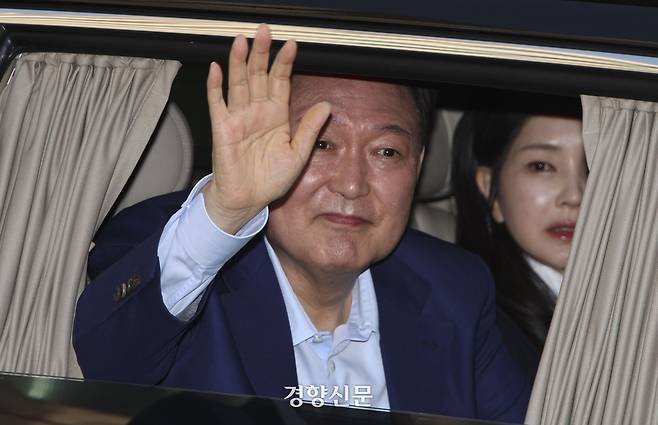 윤석열 전 대통령이 11일 오후 서울 한남동 관저를 차량으로 떠나며 지지자들에게 손을 흔들고 있다. 권도현 기자