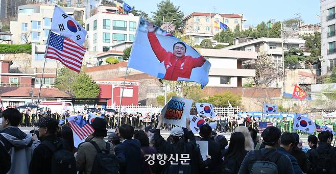 11일 오후 서울 용산구 한남동 대통령 관저 인근에서 윤석열 전 대통령 지지자들이 윤 전 대통령을 기다리고 있다. 권도현 기자