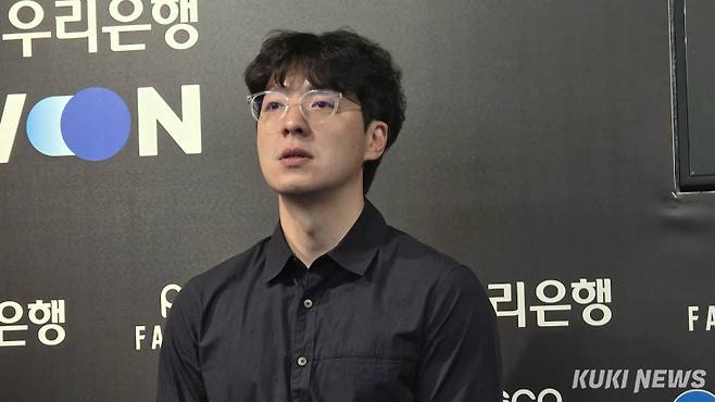김정균 T1 감독이 10일 서울 종로구 롤파크 LCK 아레나에서 ‘2025 LCK’ 정규시즌 1라운드 KT와 경기가 끝난 뒤 취재진과 만나 인터뷰하고 있다. 김영건 기자
