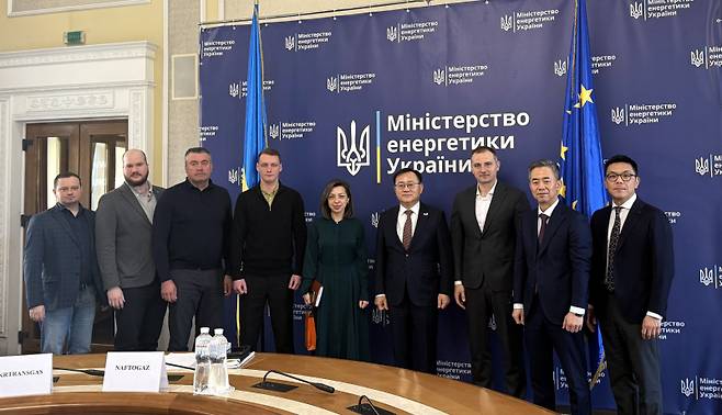 명노현 LS 부회장(오른쪽 네 번째)이 이달 초 우크라이나 키이우에서 에너지부, 농업정책·식품부, 경제부 인사들과 만나 상호협력 방안을 논의했다. LS그룹 제공&nbsp;