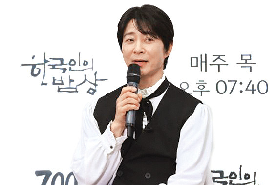 배우 최수종이 10일 서울 여의도 KBS신관에서 열린 KBS ‘한국인의 밥상’ 700회 기자간담회에서 인사말을 하고 있다. 연합뉴스