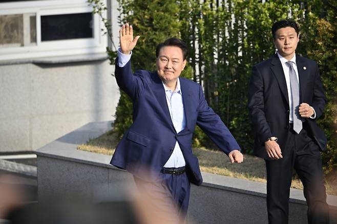 윤석열 전 대통령이 11일 서울 용산구 한남동 관저에서 나와 서초동 사저로 향하기 전 지지자들을 향해 손을 흔들고 있다. 공동취재사진