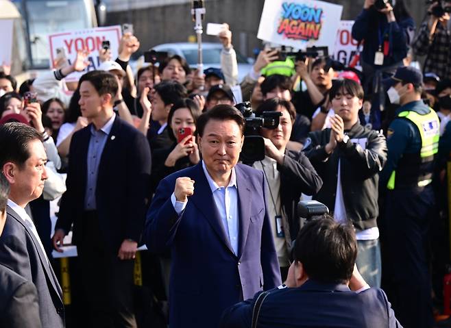 윤석열 전 대통령이 11일 서울 용산구 한남동 관저에서 나와 서초동 사저로 향하기 전 지지자들과 인사하고 있다. 공동취재사진