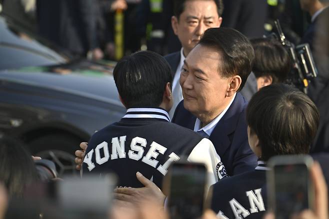 윤석열 전 대통령이 11일 서울 용산구 한남동 관저에서 나와 서초동 사저로 향하기 전 지지자들과 포옹하고 있다. 공동취재사진