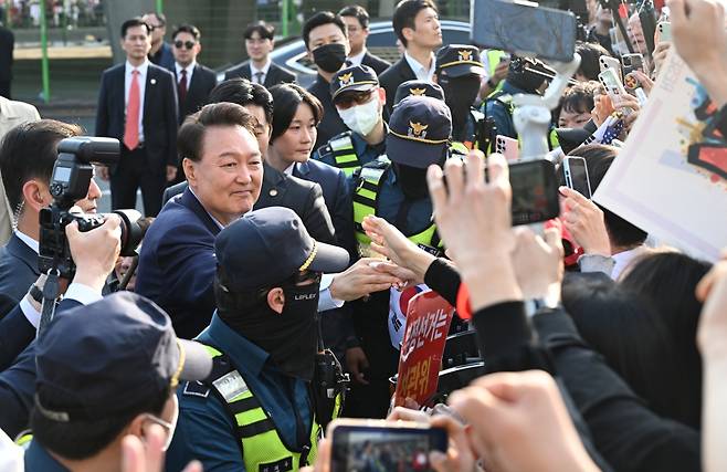 윤석열 전 대통령이 11일 서울 용산구 한남동 관저에서 나와 서초동 사저로 향하기 전 지지자들과 인사하고 있다. 공동취재사진