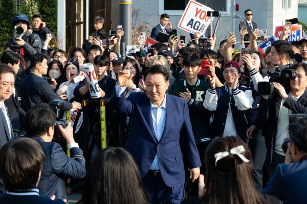 윤석열 전 대통령이 파면 일주일 만인 11일 오후 서울 용산구 한남동 관저 정문 앞에서 지지자들을 향해 인사하고 있다. 윤 전 대통령은 관저 앞에서 기다리던 청년 지지자들에게 다가가 포옹하거나 악수했다. 연합뉴스