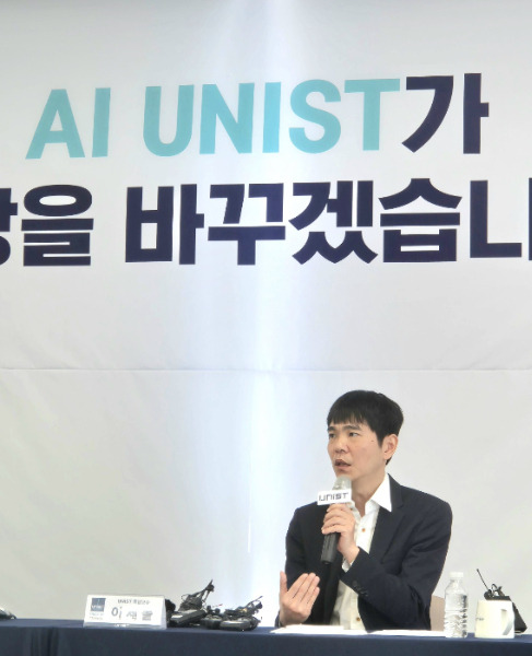이세돌 UNIST(울산과학기술원) 특임교수가 11일 UNSIT에서 열린 기자간담회에서 발언하고 있다. /사진=박건희 기자