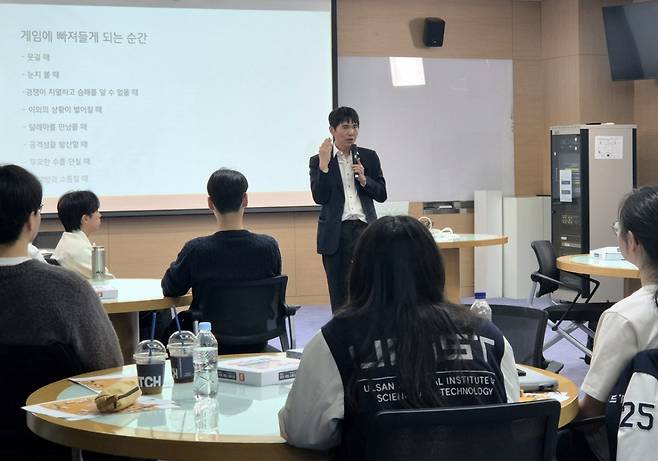 이세돌 교수가 '과학자를 위한 보드게임 제작' 강의를 진행하고 있다. 11일 강의를 공개 시연하는 모습. /사진=박건희 기자