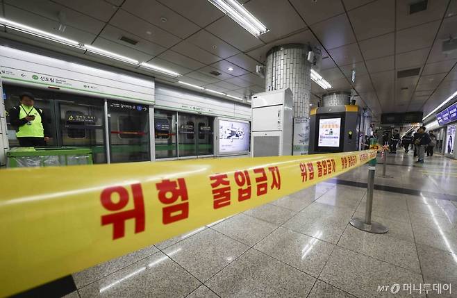 [서울=뉴시스] 김근수 기자 = 지하철 2호선 신도림역에서 출고되던 열차가 선로 위 차막이 시설과 추돌해 탈선하는 사고가 발생한 가운데 23일 서울 구로구 지하철 2호선 신도림역에서 서울교통공사 관계자들이 복구작업을 하고 있다. 2025.03.23. ks@newsis.com /사진=김근수