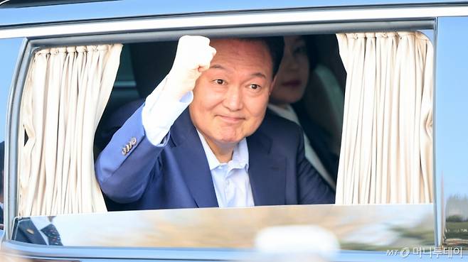 (서울=뉴스1) 김성진 기자 = 윤석열 전 대통령이 11일 오후 서울 용산구 대통령관저에서 나와 지지자들 향해 주먹을 쥐어보이고 있다. (공동취재) 2025.4.11/뉴스1 Copyright (C) 뉴스1. All rights reserved. 무단 전재 및 재배포, AI학습 이용 금지. /사진=(서울=뉴스1) 김성진 기자