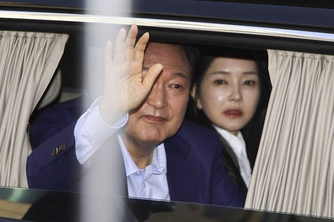 윤석열 전 대통령과 김건희 전 여사가 11일 오후 서울 용산구 대통령관저에서 나와 지지자들에게 손인사를 하고 있다. /사진=뉴스1(공동취재)