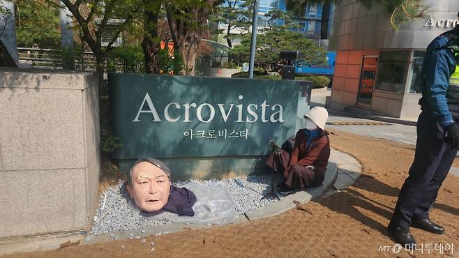 11일 서울 서초구 아크로비스타 정문 앞에 윤석열 전 대통령 두상이 놓인 모습. /사진=김미루 기자.