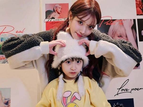 가수 아이유가 넷플릭스 시리즈 '폭싹 속았수다'에 함께 출연한 아역배우 안태린을 콘서트에 초대했다. 사진은 아역배우 안태린이 아이유 콘서트를 찾은 모습. /사진=아역배우 안태린 인스타그램 캡처