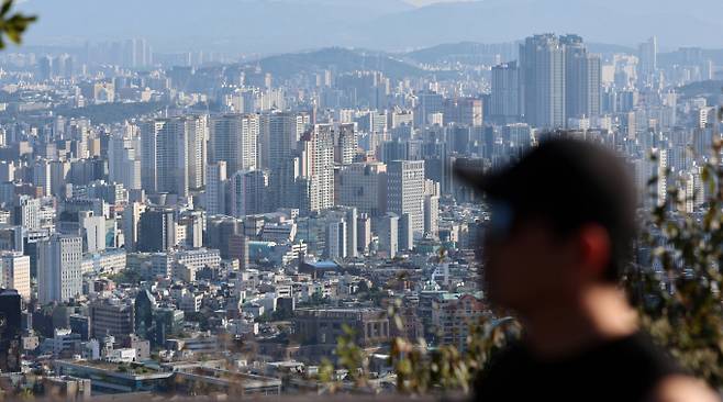 국토부는 지난해 하반기부터 '하자판정 건수' 외에 '하자판정 비율'이 높은 건설업체 명단을 추가로 공개하고 있지만 하자 발생 건수보다 비율을 단일 기준으로 삼아야 한다는 주장이 나온다. 사진은 9일 오전 서울 용산구 남산공원에서 바라본 서울 시내 아파트 모습. /사진=뉴시스