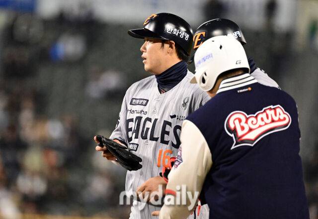 2025년 4월 10일 오후 서울 잠실구장에서 진행된 '2025 신한 SOL뱅크 KBO 리그' 한화 이글스와 두산 베어스의 경기. 한화 하주석이 6회초 2사 2루서 3루수 옆 내야안타를 친 뒤 기뻐하고 있다./마이데일리