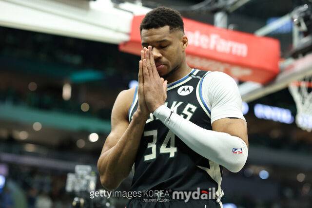 골 뒤풀이를 하는 아테토쿤보. /게티이미지코리아