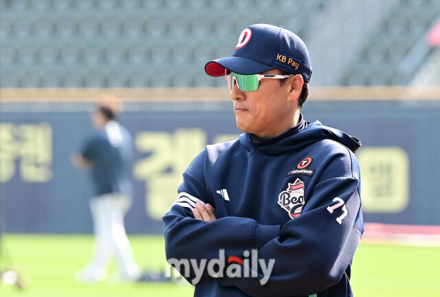 두산 이승엽 감독이 훈련을 지켜보고 있다./마이데일리