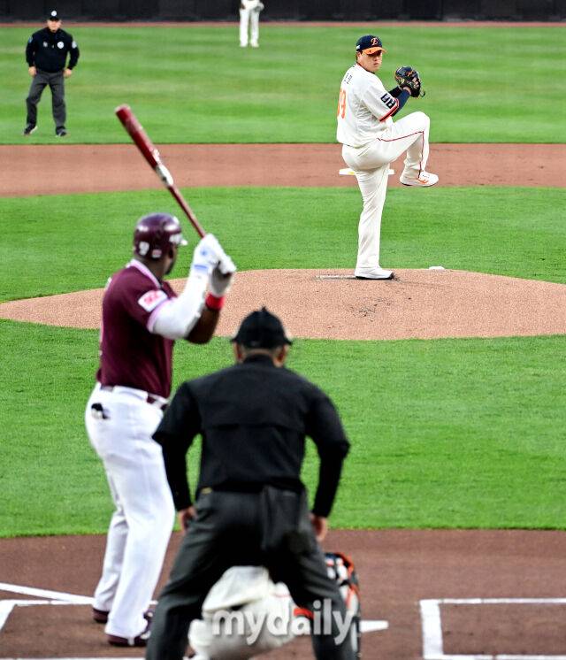 2025년 4월 11일 오후 대전 한화생명 볼파크에서 진행된 '2025 신한 SOL뱅크 KBO 리그' 키움 히어로즈와 한화 이글스의 경기. 한화 선발투수 류현진이 1회초 1사 후 키움 푸이그를 상대로 역투하고 있다./대전 = 유진형 기자