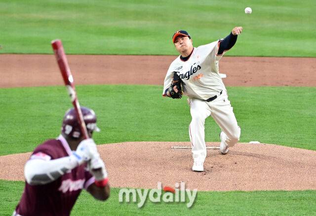 2025년 4월 11일 오후 대전 한화생명 볼파크에서 진행된 '2025 신한 SOL뱅크 KBO 리그' 키움 히어로즈와 한화 이글스의 경기. 한화 선발투수 류현진이 1회초 1사 후 키움 푸이그를 상대로 역투하고 있다./대전 = 유진형 기자