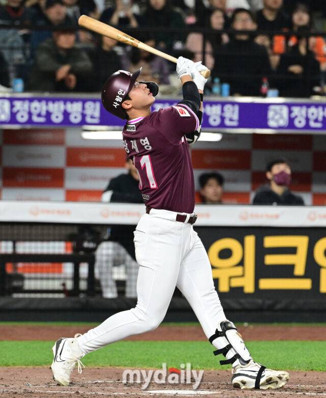 2025년 4월 11일 오후 대전 한화생명 볼파크에서 진행된 '2025 신한 SOL뱅크 KBO 리그' 키움 히어로즈와 한화 이글스의 경기. 키움 장재영이 5회초 파울을 치고 있다./대전 = 유진형 기자