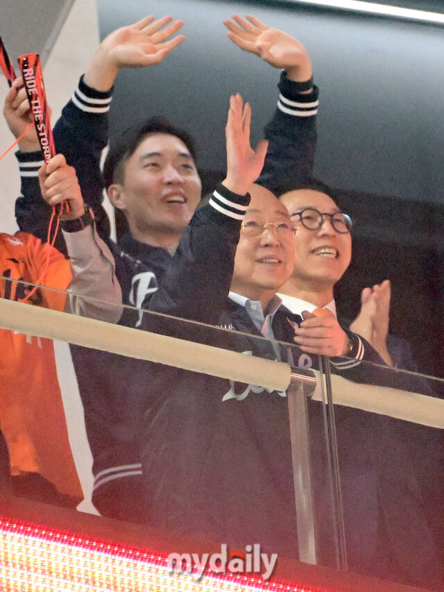 2025년 4월 11일 오후 대전 한화생명 볼파크에서 진행된 '2025 신한 SOL뱅크 KBO 리그' 키움 히어로즈와 한화 이글스의 경기. 한화 김승연 회장이 한화 승리에 기뻐하고 있다./대전 = 유진형 기자