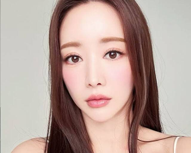 홍수아가 얼굴 전체를 성형해 새로운 인생을 살고 있다. / 홍수아 SNS 캡처