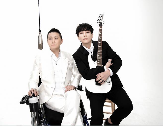 절대고음곡 돈크라이(Don’t Cry)로 유명한 2인조 록그룹 더크로스. 오는 22일 롯데콘서트홀에서 열리는 ‘장애인의날 서로응원콘서트 우리는 국가대표’에 우정출연하는 더크로스가 지난 10일 헤럴드경제를 방문하고 자신들의 음악세계를 들려줬다. 김혁건(왼쪽) 가수와 이시하 가수는 장애나 비장애를 굳이 나누지 않는 세상을 위해 꾸준히 희망을 주는 노래를 관객들에게 들려드리는 게 더크로스의 존재이유 중 하나라고 했다.