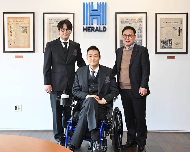 오는 22일 롯데콘서트홀에서 열리는 ‘서로응원콘서트-우리는 국가대표’에 우정출연하는 더크로스(맨왼쪽 이시하, 가운데 김혁건)가 지난 10일 헤럴드미디어그룹을 방문, 인터뷰를 가진뒤 김영상(맨오른쪽) 코리아헤럴드 사장과 포즈를 취하고 있다. 사진=임세준 기자